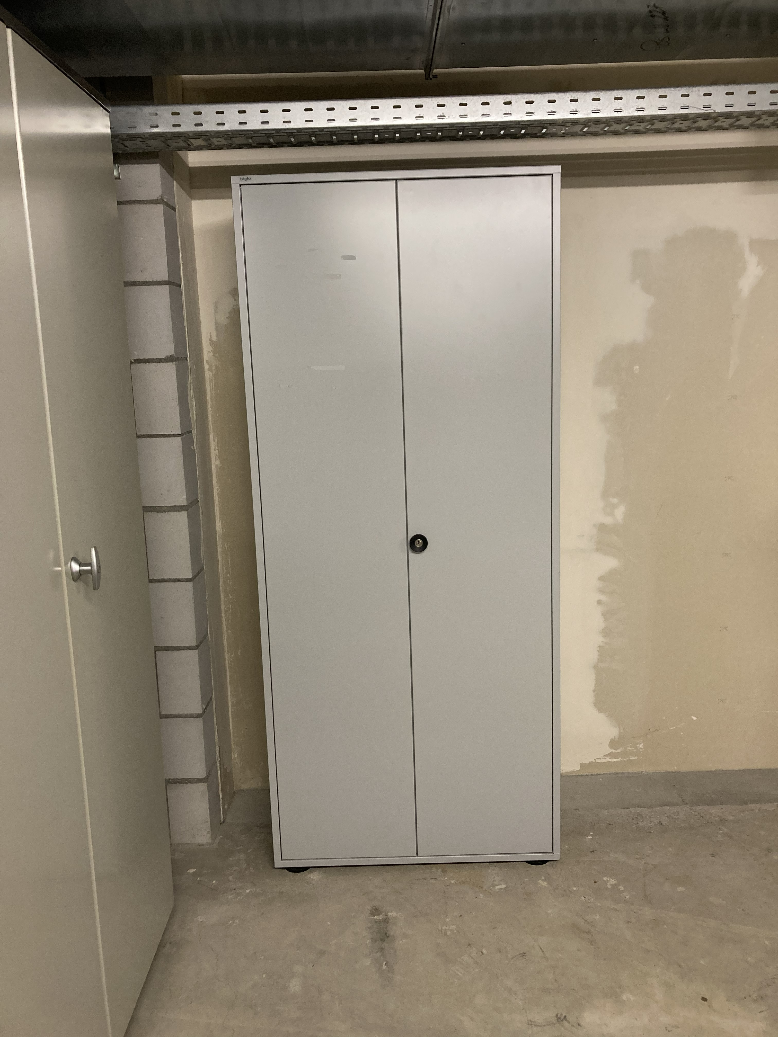 Schrank grau zweitürig A.jpeg