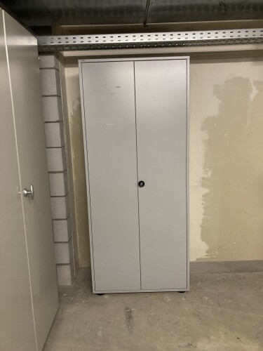 Schrank grau zweitürig A.jpeg